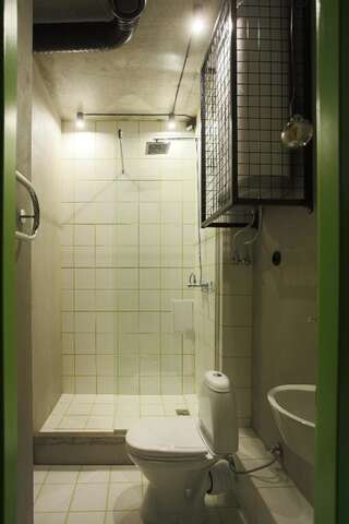Хостел Suffix Hostel & Apartments Калининград Семейный номер с ванной комнатой-4